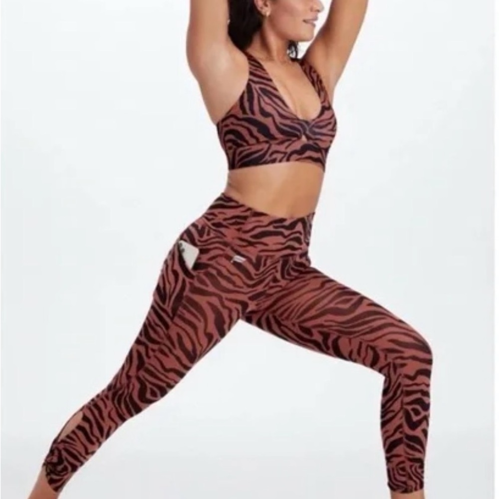 Fabletics Oasis PureLuxe High-Waisted Twist, 7/8 Legging -Size M (Set)